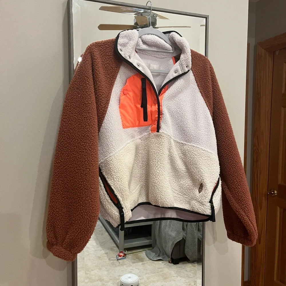 Colorblock Fleece Pullover - Picture 8 of 10